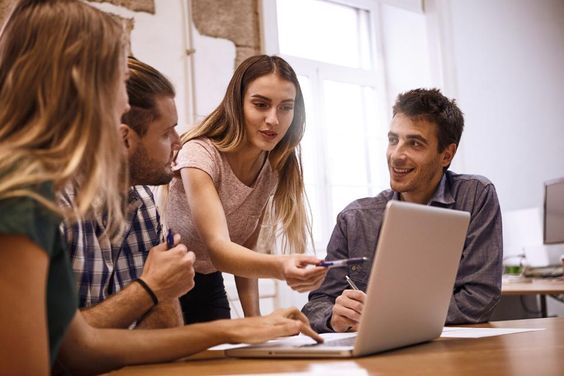groupe travaillant sur un projet sur ordinateur